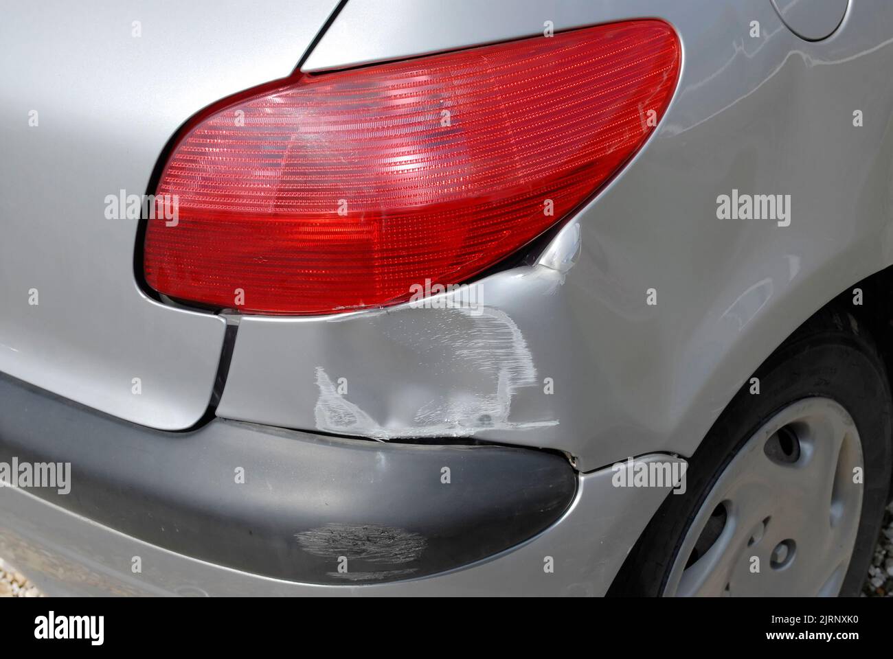 Unfallschäden am Heck eines Fahrzeugs aus nächster Nähe Stockfoto