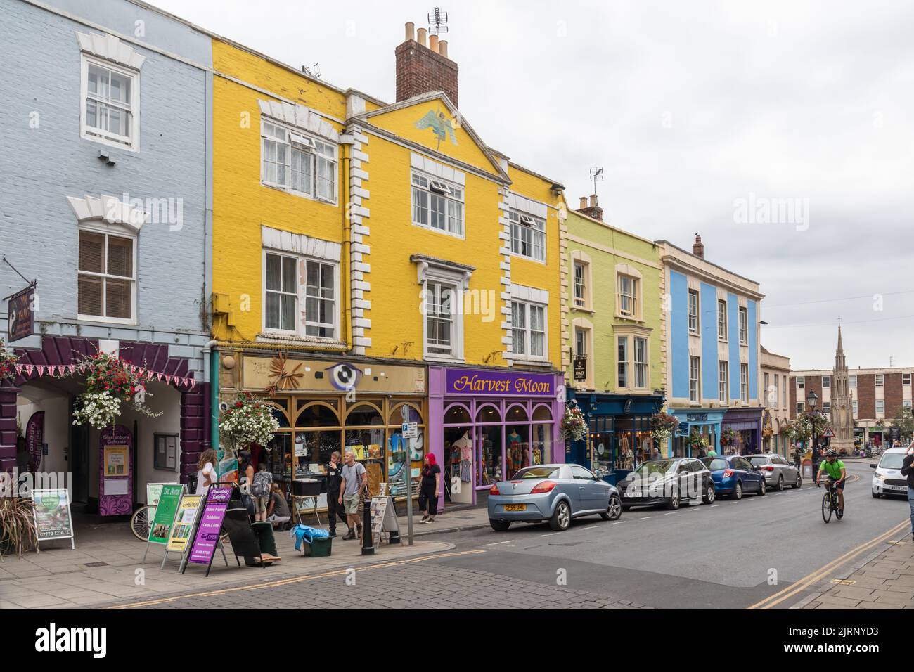 Geschäfte in der High Street im Stadtzentrum von Glastonbury, Glastonbury, Somerset, England, Großbritannien Stockfoto