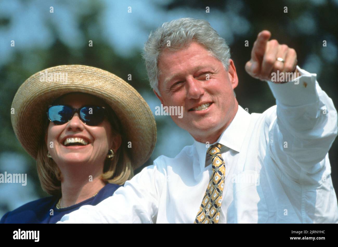 US-Präsident Bill Clinton und First Lady Hillary Clinton während einer Wahlkampfveranstaltung vor der Stafford Public Library am 30. August 1996 in Kairo, Illinois. Clinton hielt in der südlichen Illinois Bauerngemeinschaft auf seiner Kampagne Bus-Tour namens die Brücke zum 21.. Jahrhundert. Stockfoto