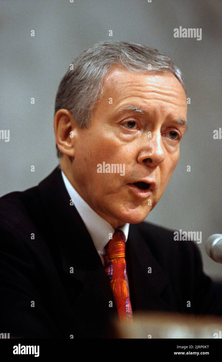 Senator Orrin Hatch leitet Anhörungen zur Regelung der Tabakindustrie bei der Justizverhandlung des Senats auf dem Capitol Hill am 26. Juni 1997 in Washington, D.C. die Tabakunternehmen haben eine Klage mit den Staaten im Wert von $246 Milliarden vereinbart. Stockfoto