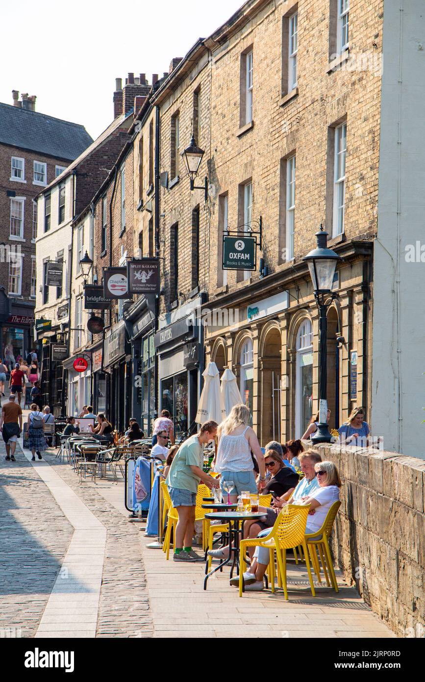 Genießen Sie die Sommersonne auf der Elvet Bridge in der Grafschaft Durham, England Stockfoto