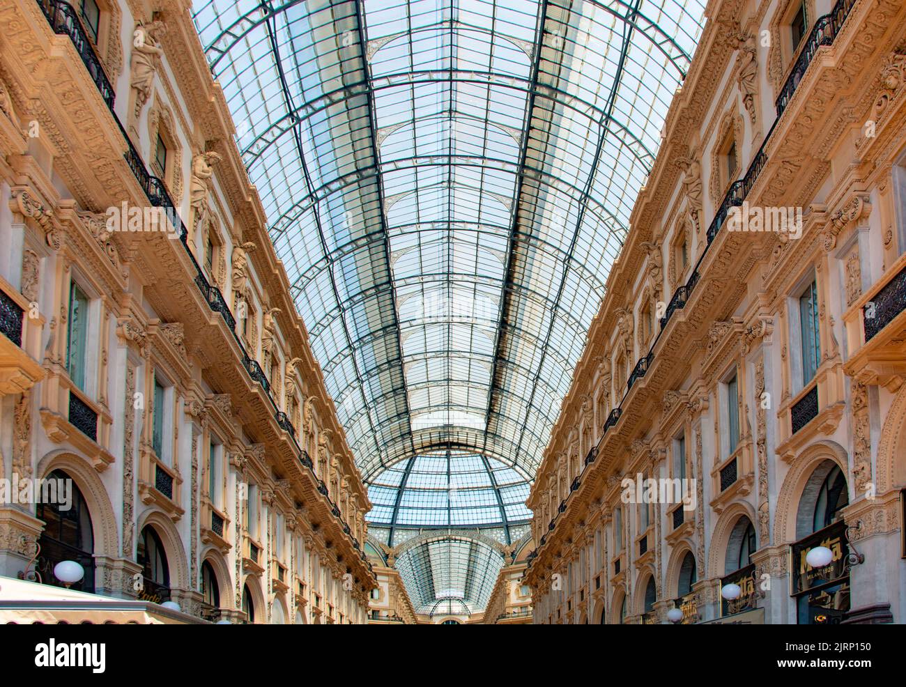 Das Gewölbedach der wunderschönen Gallerie Vittorio Emanuele II, einem aktiven Einkaufszentrum aus dem 19.. Jahrhundert und Wahrzeichen von Mailand, Italien Stockfoto