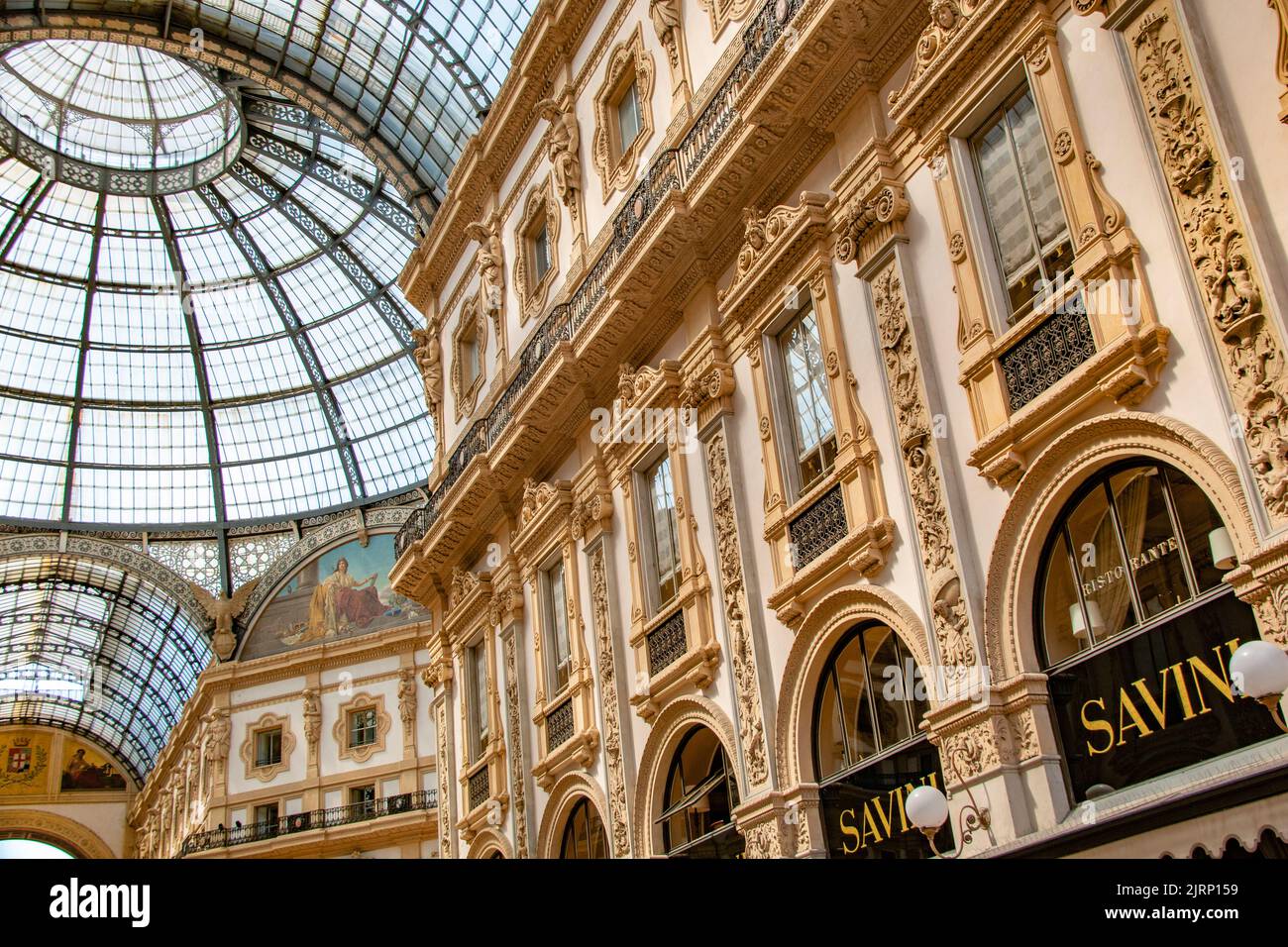 Das Gewölbedach der wunderschönen Gallerie Vittorio Emanuele II, einem aktiven Einkaufszentrum aus dem 19.. Jahrhundert und Wahrzeichen von Mailand, Italien Stockfoto