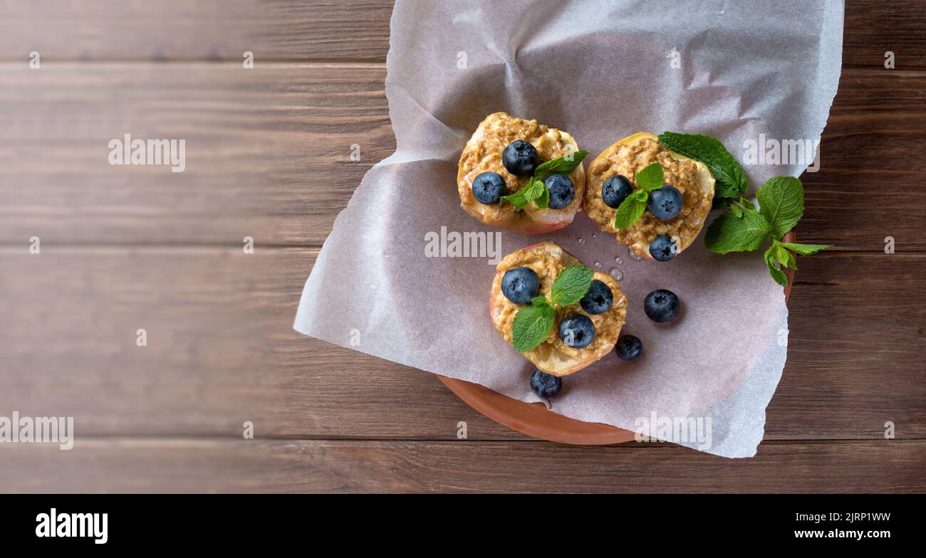 Im Apfelofen mit Quark, Zimt und Minze auf Pergamentpapier gebacken. Diät-Essen. Herbstgericht. Traditionen der ukrainischen und deutschen Küche. Stockfoto