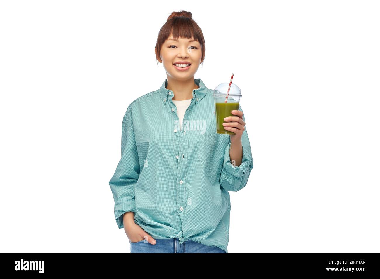 Glücklich lächelnde asiatische Frau mit Dose trinken Stockfoto