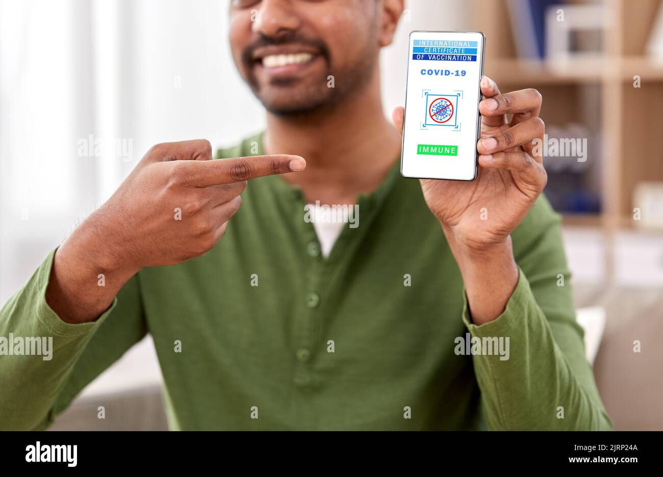 Mann mit Impfpass auf dem Smartphone Stockfoto