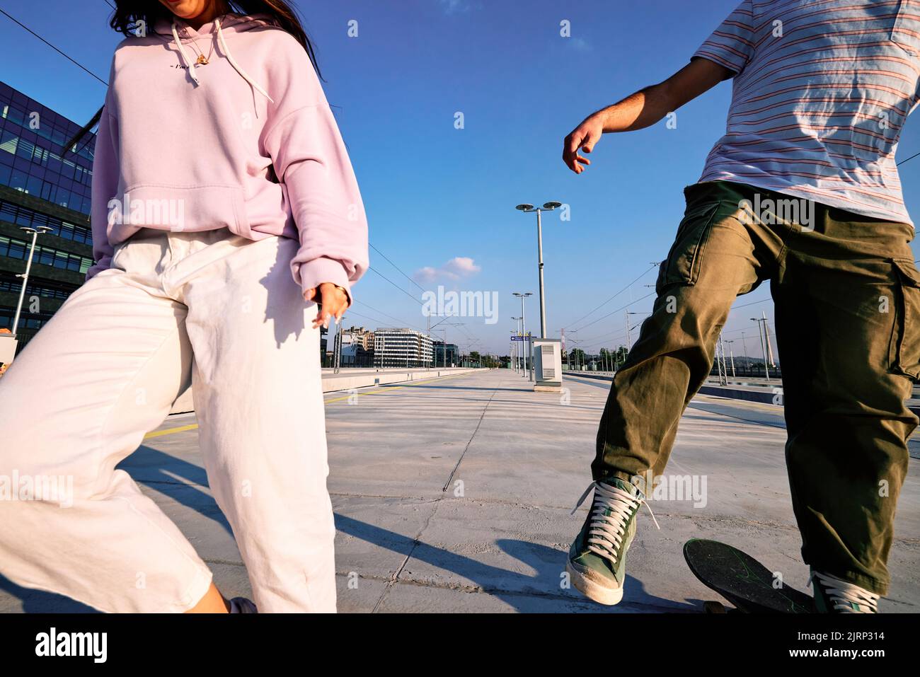 Zwei Teenager skaten Skateboard und laufen auf die Kamera zu. Stockfoto