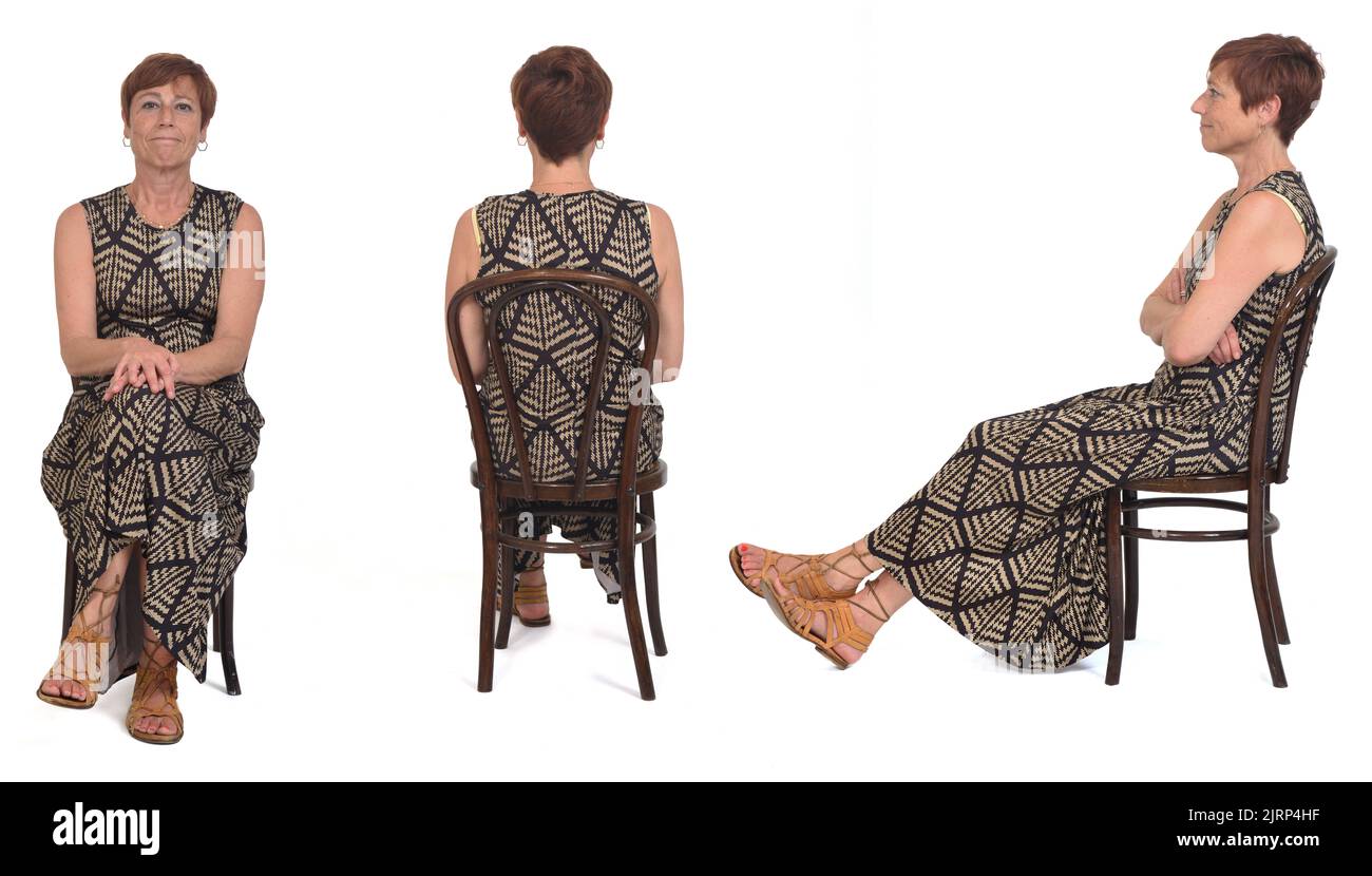 Vorder-, Rücken- und Seitenansicht gleiche Frauen mittleren Alters, die auf einem Stuhl auf weißem Hintergrund sitzen Stockfoto