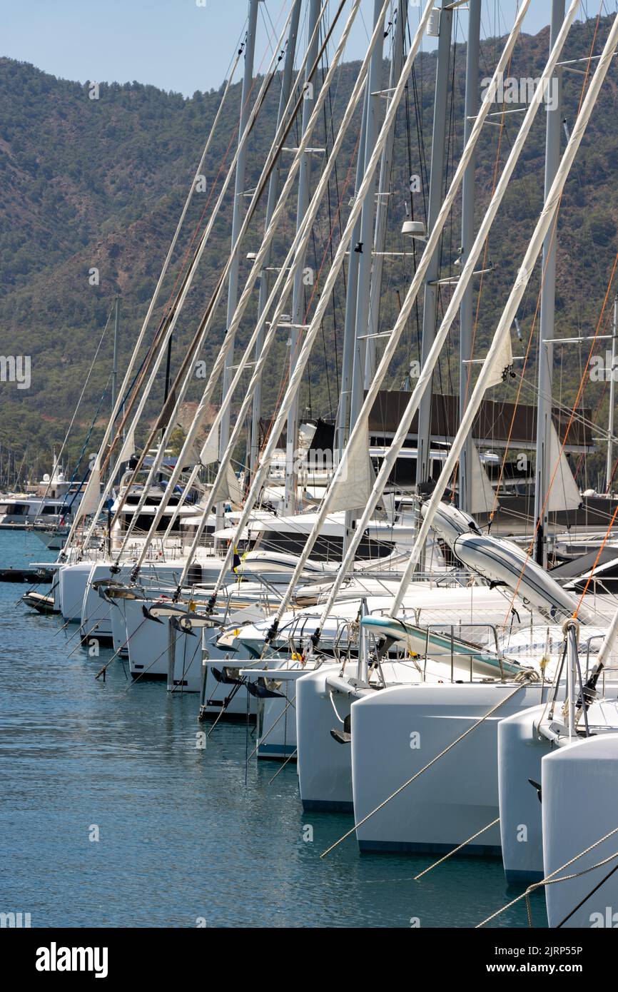 Katamaran Segelboot und Yachten in Marina Stockfoto
