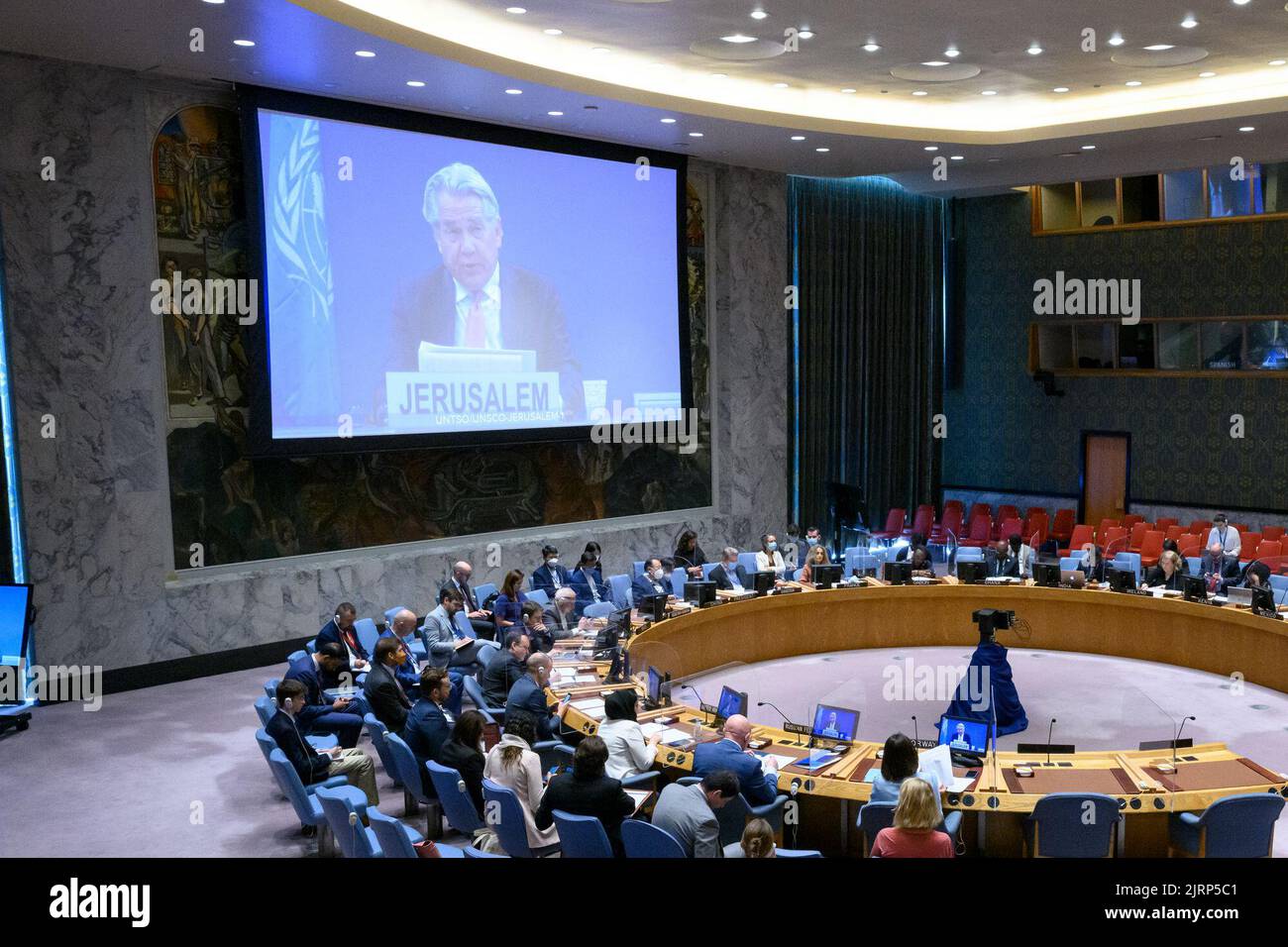 (220825) -- UNITED NATIONS, 25. August 2022 (Xinhua) -- der UN-Sonderkoordinator für den Nahost-Friedensprozess Tor Wennesland (auf Bildschirmen) spricht am 25. August 2022 bei einer Sitzung des Sicherheitsrates über einen Videolink im UN-Hauptquartier in New York. Wennesland forderte am Donnerstag die Wiederbelebung eines echten politischen Prozesses, um die zugrunde liegenden Treiber des israelisch-palästinensischen Konflikts anzugehen. (Foto/Handout von Loey-Ajman/UN über Xinhua) Stockfoto