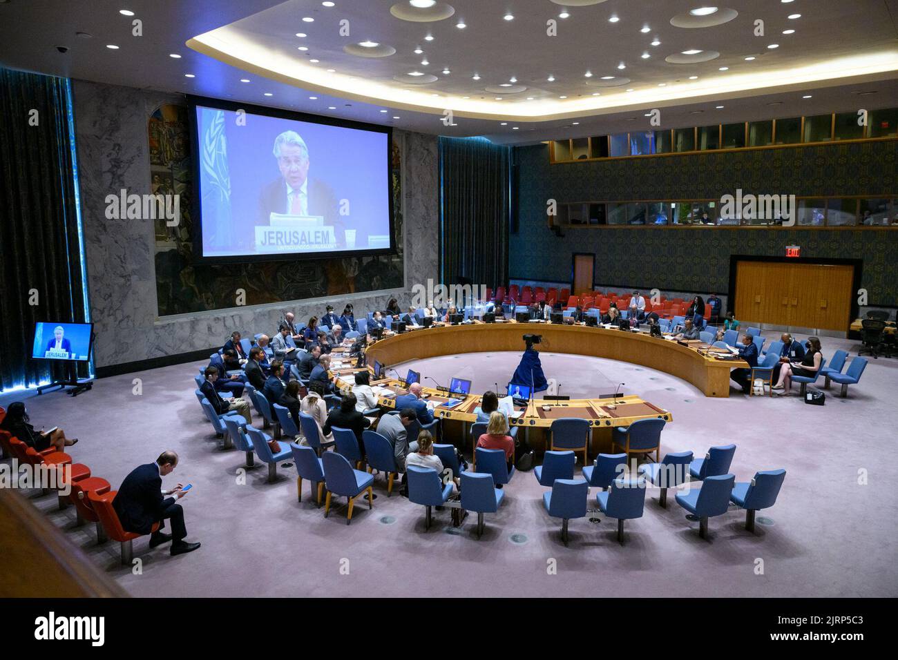 (220825) -- UNITED NATIONS, 25. August 2022 (Xinhua) -- der UN-Sonderkoordinator für den Nahost-Friedensprozess Tor Wennesland (auf Bildschirmen) spricht am 25. August 2022 bei einer Sitzung des Sicherheitsrates über einen Videolink im UN-Hauptquartier in New York. Wennesland forderte am Donnerstag die Wiederbelebung eines echten politischen Prozesses, um die zugrunde liegenden Treiber des israelisch-palästinensischen Konflikts anzugehen. (Foto/Handout von Loey-Ajman/UN über Xinhua) Stockfoto