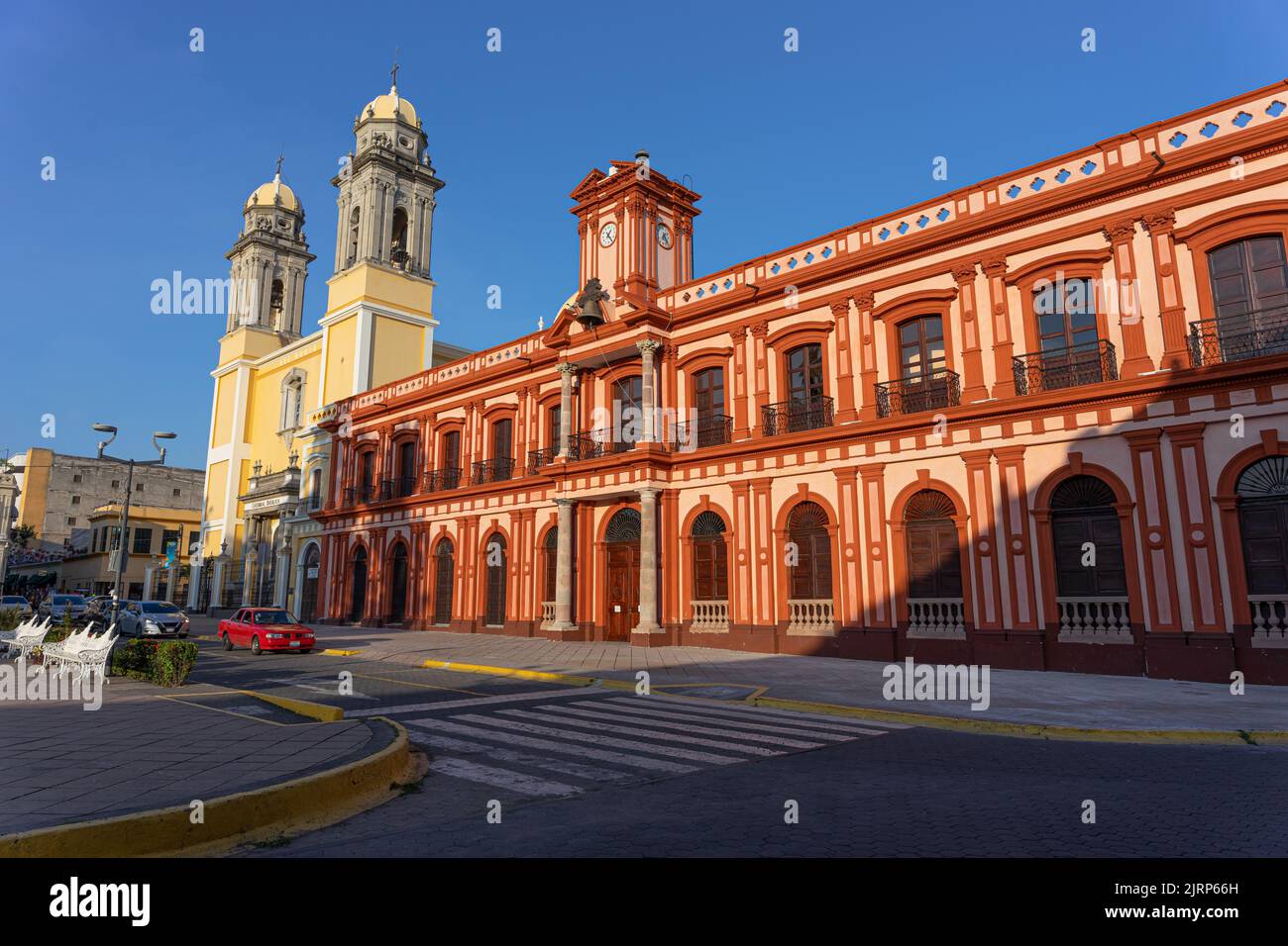 Colima, mexiko, Kolonialkirche und Regierungspalast von Colima. Zentraler Garten von Colima. Stockfoto