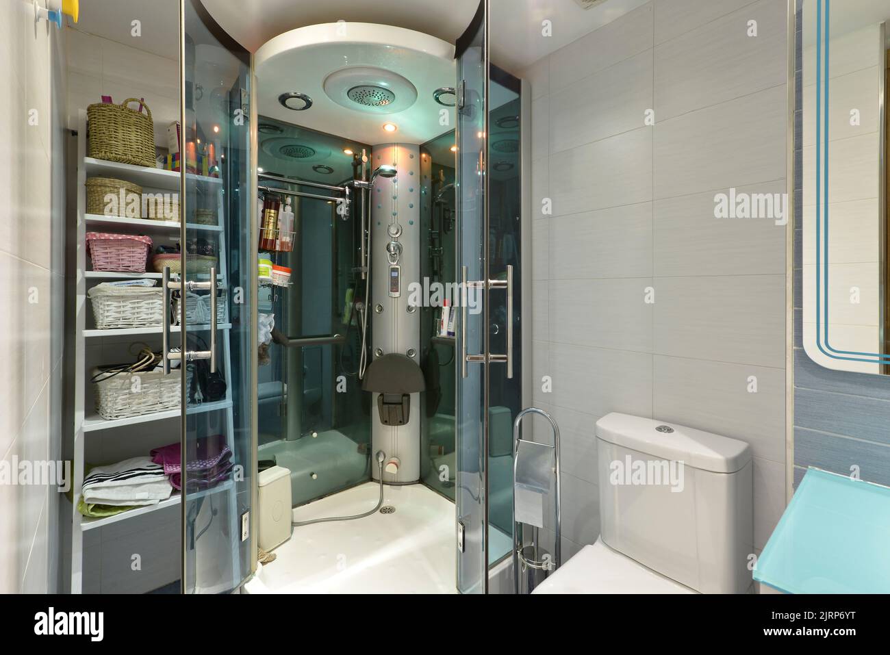Duschkabine mit Hydromassagedüsen, Lampen, Sitz und Radio sowie Handtuchhalter Stockfoto