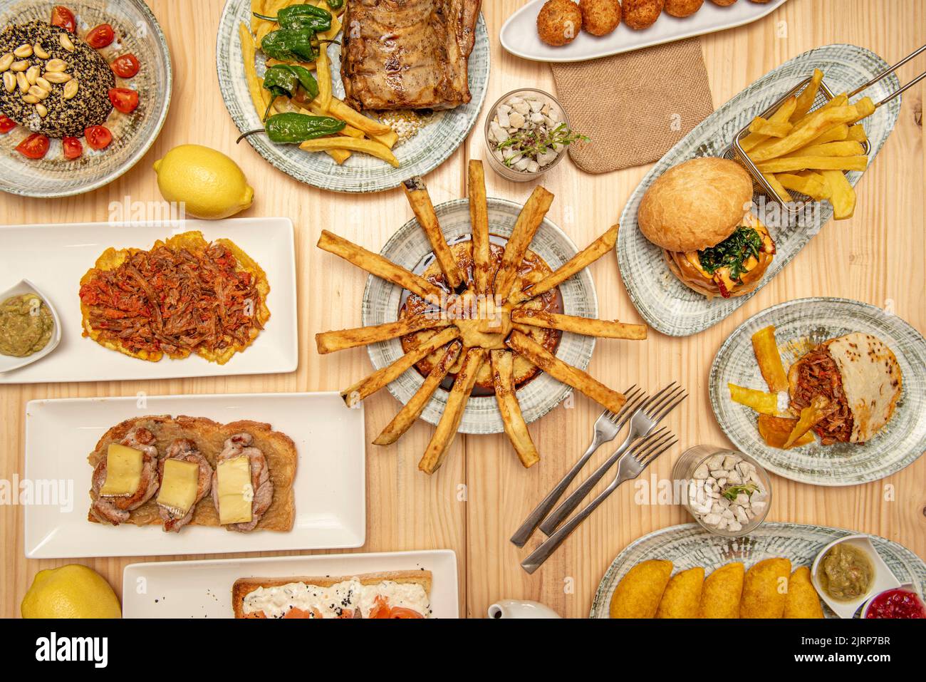 Spanische und lateinamerikanische Tapas, Auberginen-Streifen mit Hummus und Rohrsirup, Lende- und Käseströten, verschiedene Kroketten, kolumbianischer Mais empa Stockfoto