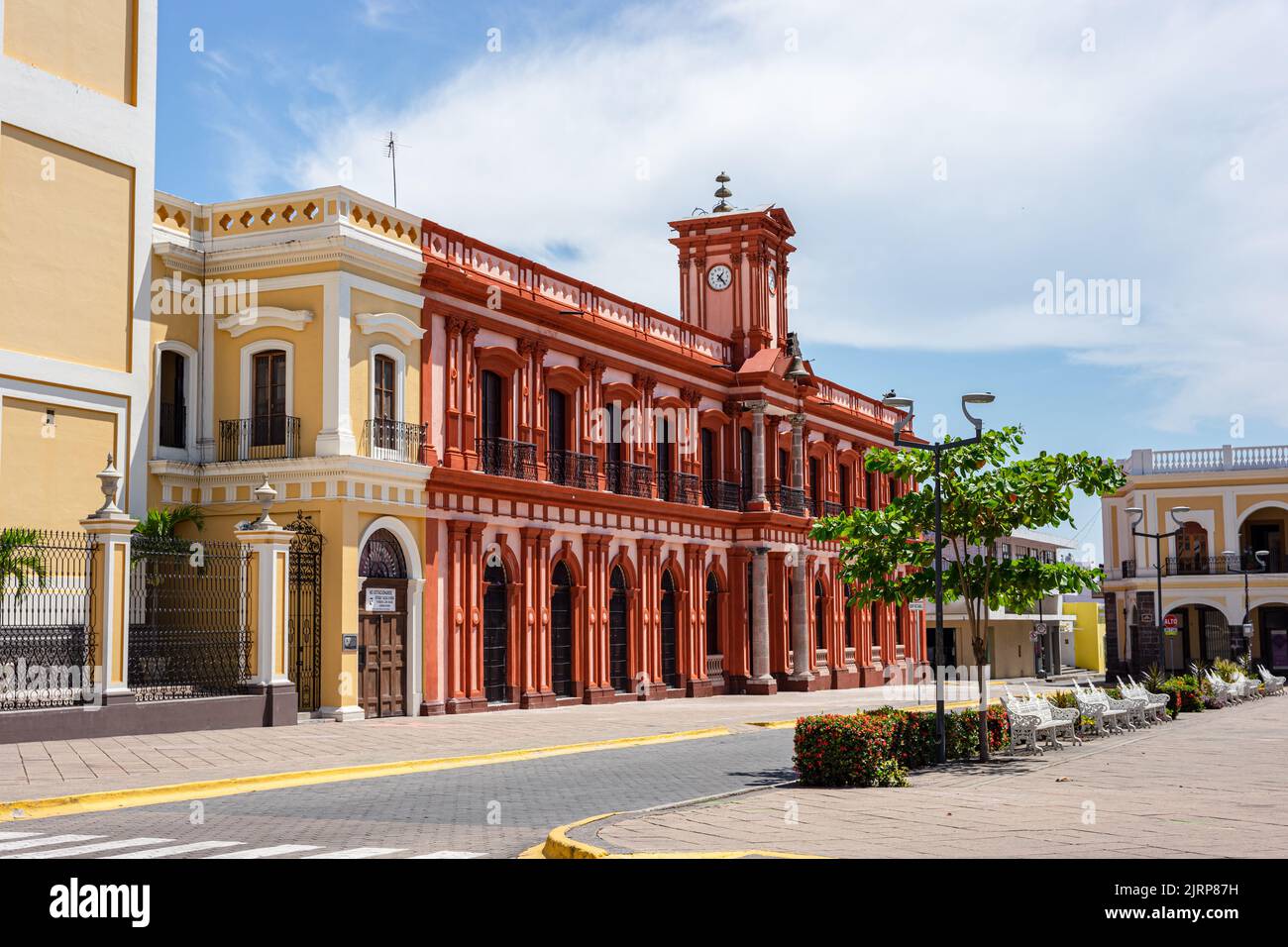 Colima, mexiko, Kolonialkirche und Regierungspalast von Colima. Zentraler Garten von Colima. Stockfoto