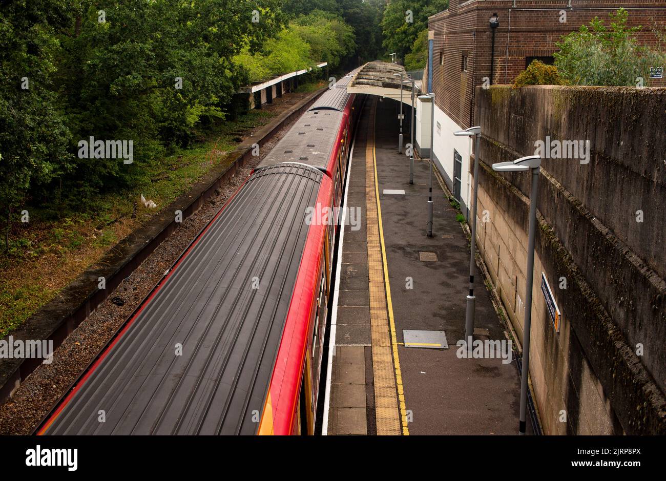 Chessington South Railway Station, Südwesten London, Großbritannien; die Gleise von der Brücke aus gesehen Stockfoto