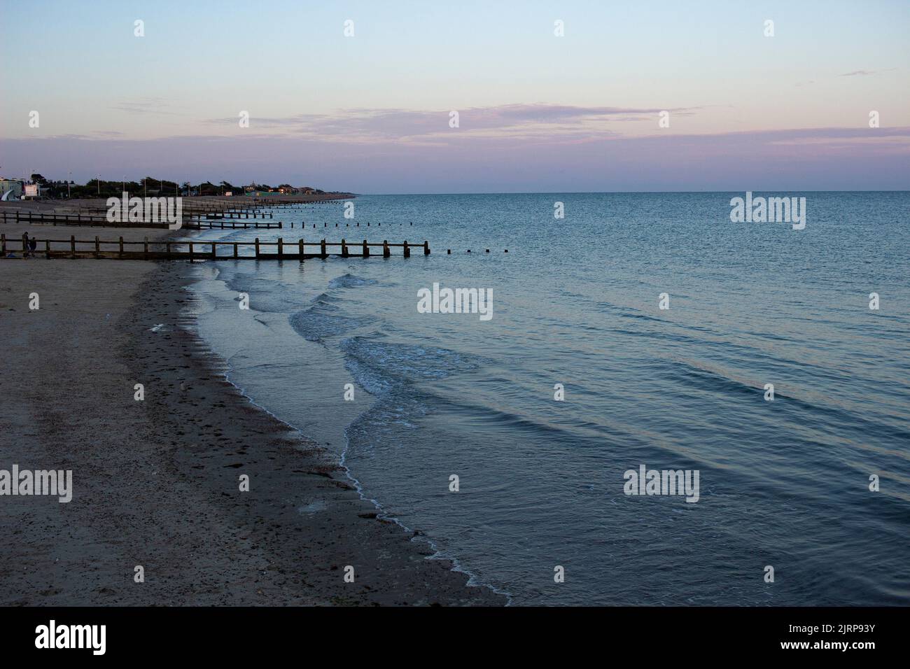 Der East Beach in Littlehampton, West Sussex, Großbritannien; Hochsommer, mit Meer und Sand vor blauem Himmel Stockfoto