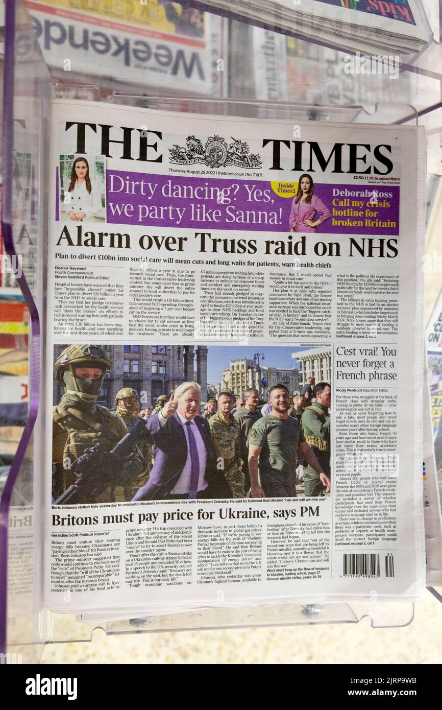 "Alarm wegen Truss-Razzia auf NHS" Boris Johnson "die Briten müssen den Preis für die Ukraine zahlen" The Times Schlagzeilen Titelseite 25. August 2022 London UK Stockfoto