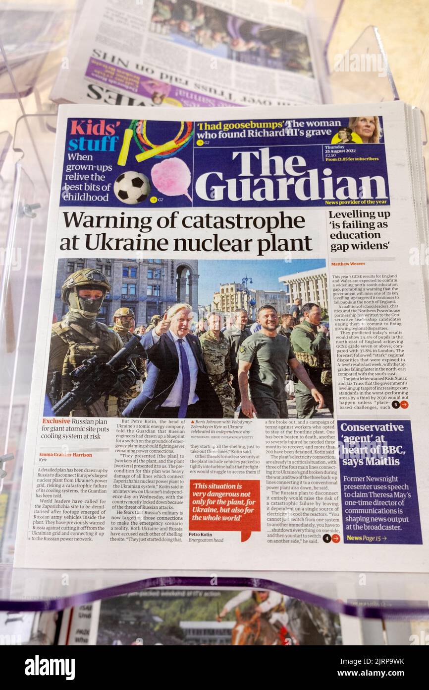 "Warnung vor einer Katastrophe im ukrainischen Atomkraftwerk" The Guardian Titelseite Boris Johnson Volodymyr Zelenskiy Ukraine-Kriegsartikel 21. August 2022 Großbritannien Stockfoto