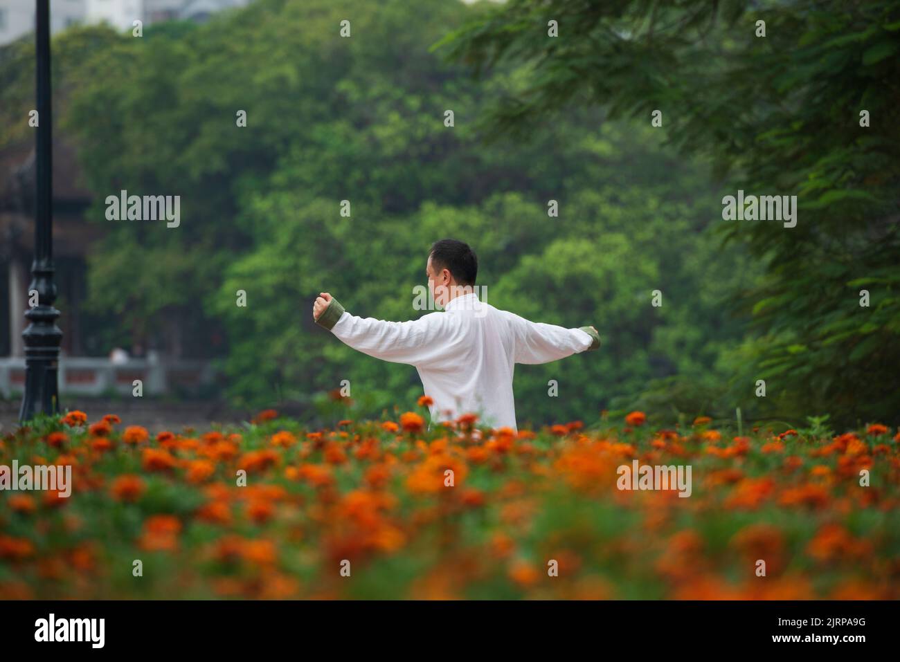 Hanoi, Vietnam, 24. April 2017; Leben in Hanoi. Sportler trainieren am Hoan Kiem Lake. Stockfoto