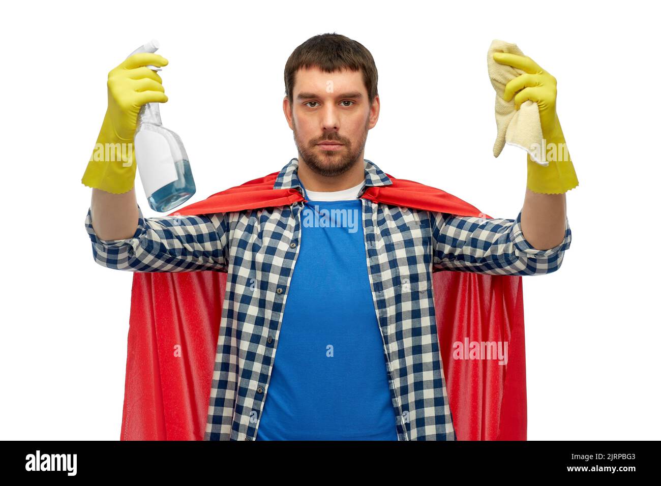 Mann in Superhelden Umhang mit Lappen und Reiniger Stockfoto