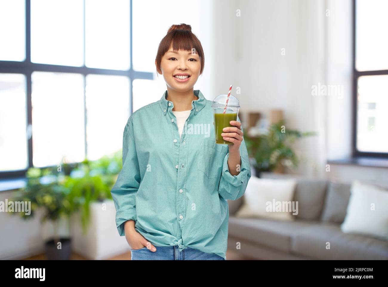Glücklich lächelnde asiatische Frau mit Dose trinken Stockfoto