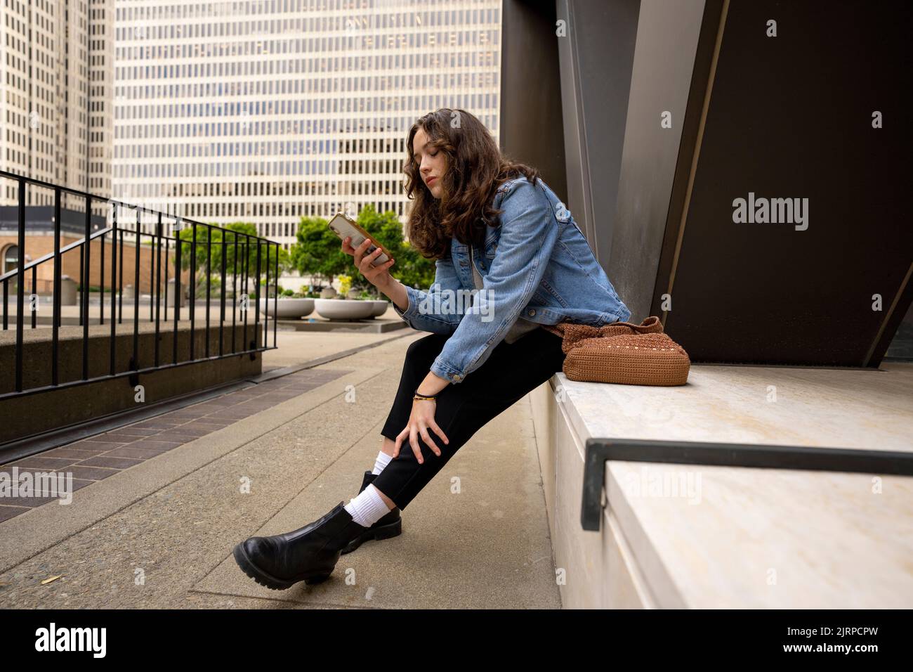 Unbeposed Portrait einer müden jungen Frau, die eine Arbeitspause in der Stadt einlegt Stockfoto