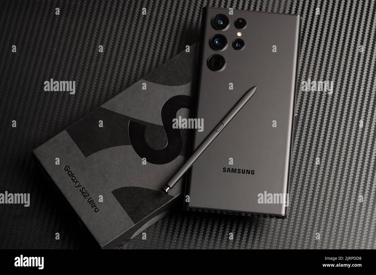 New york, USA - 23. august 2022: Sehen Sie sich das neue Design des Smartphones Samsung S22 Ultra Black an Stockfoto