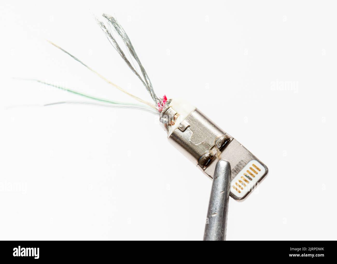 Beschädigtes Stromkabel des Apple iPhone Lightning-Anschlusses auf Weiß Stockfoto