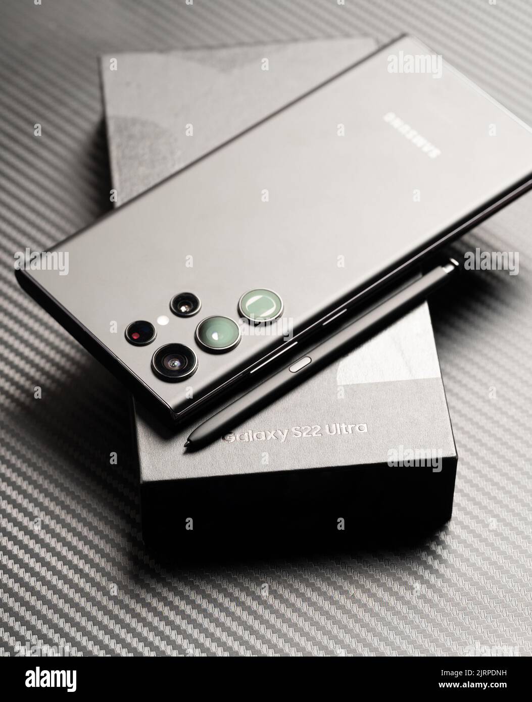 New york, USA - 23. august 2022: Auspacken des schwarzen Galaxy S22 Ultra Smartphones mit Zoom-Set-Kameras aus der Nähe Stockfoto