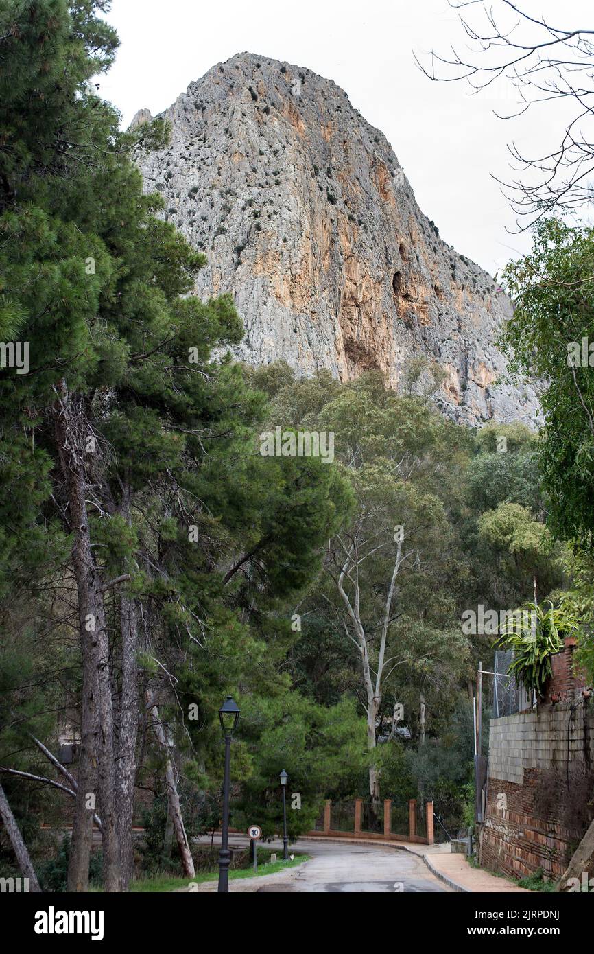 Berg am Ende der Straße, wo sich der King's Way befindet, Spanien Stockfoto