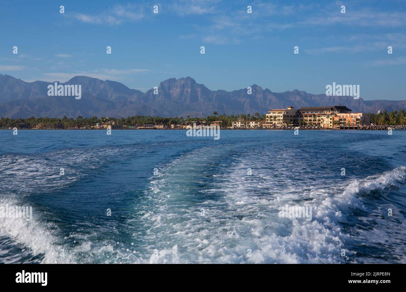 Küstenlinie von Loreto, Mexiko, mit der Bergkette La Giganta im Hintergrund Stockfoto