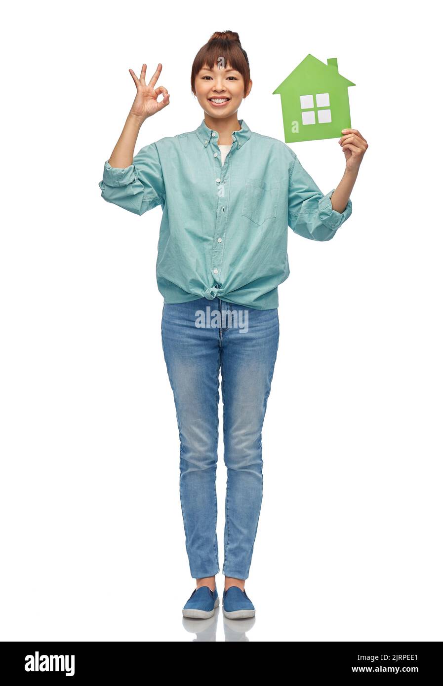 asiatische Frau mit grünem Haus zeigt ok Hand Zeichen Stockfoto
