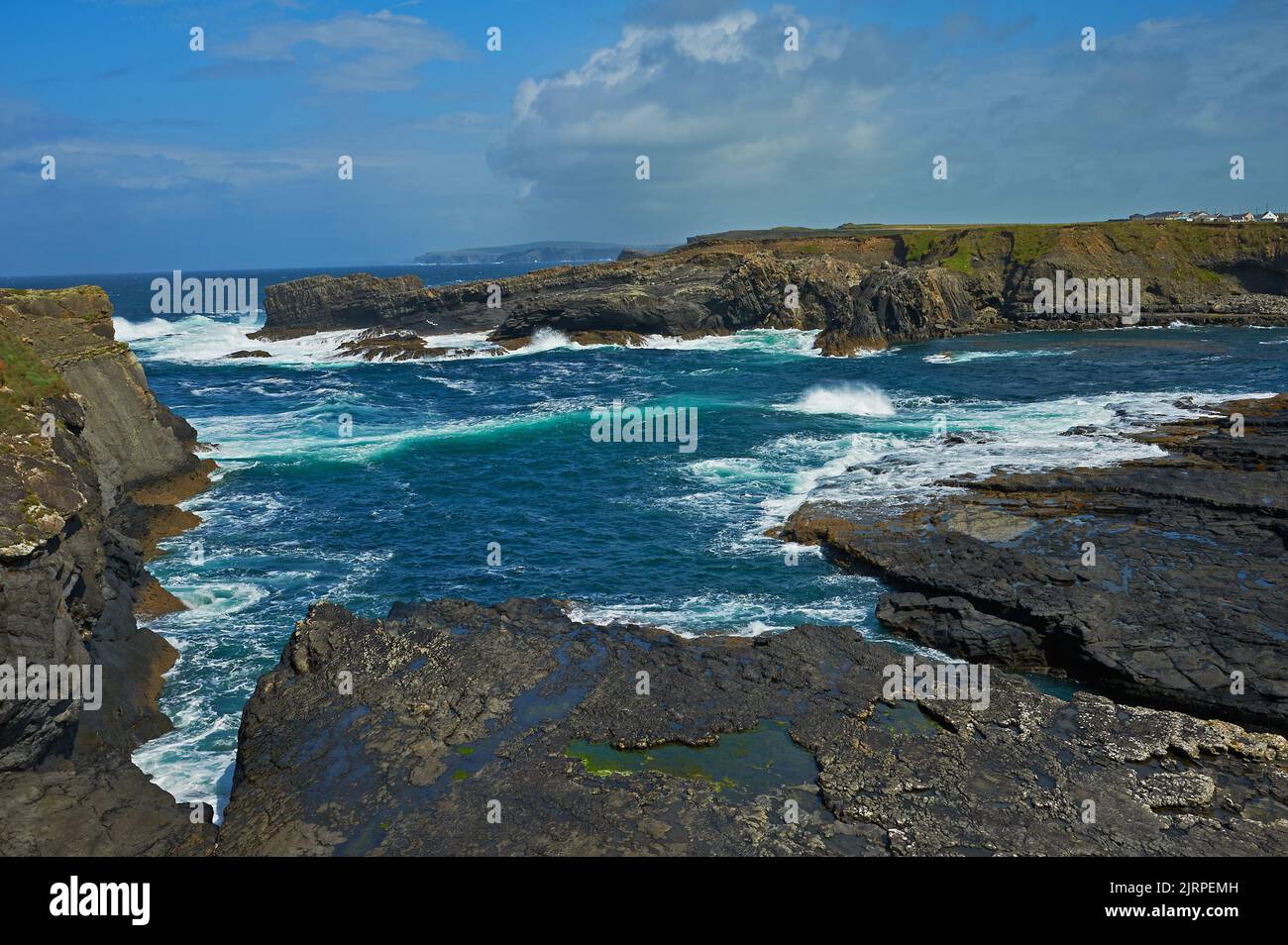 Der Atlantische Ozean trifft Land an den Brücken von Ross - Teil des Wild Atlantic Way - auf der Loop Head Halbinsel, County Clare, Republik Irland Stockfoto
