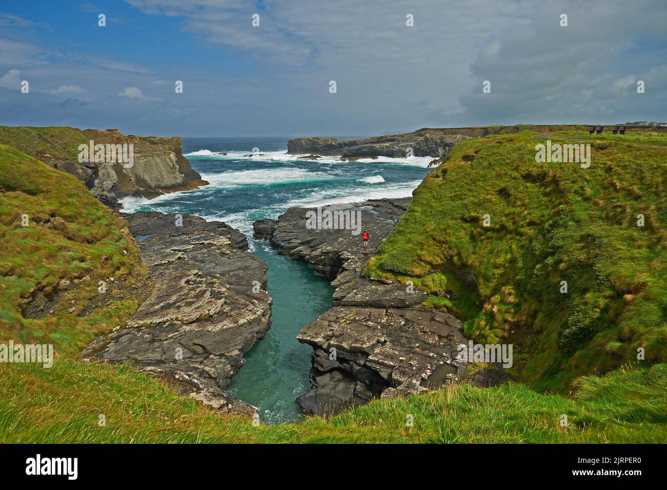 Der Atlantische Ozean trifft Land an den Brücken von Ross - Teil des Wild Atlantic Way - auf der Loop Head Halbinsel, County Clare, Republik Irland Stockfoto