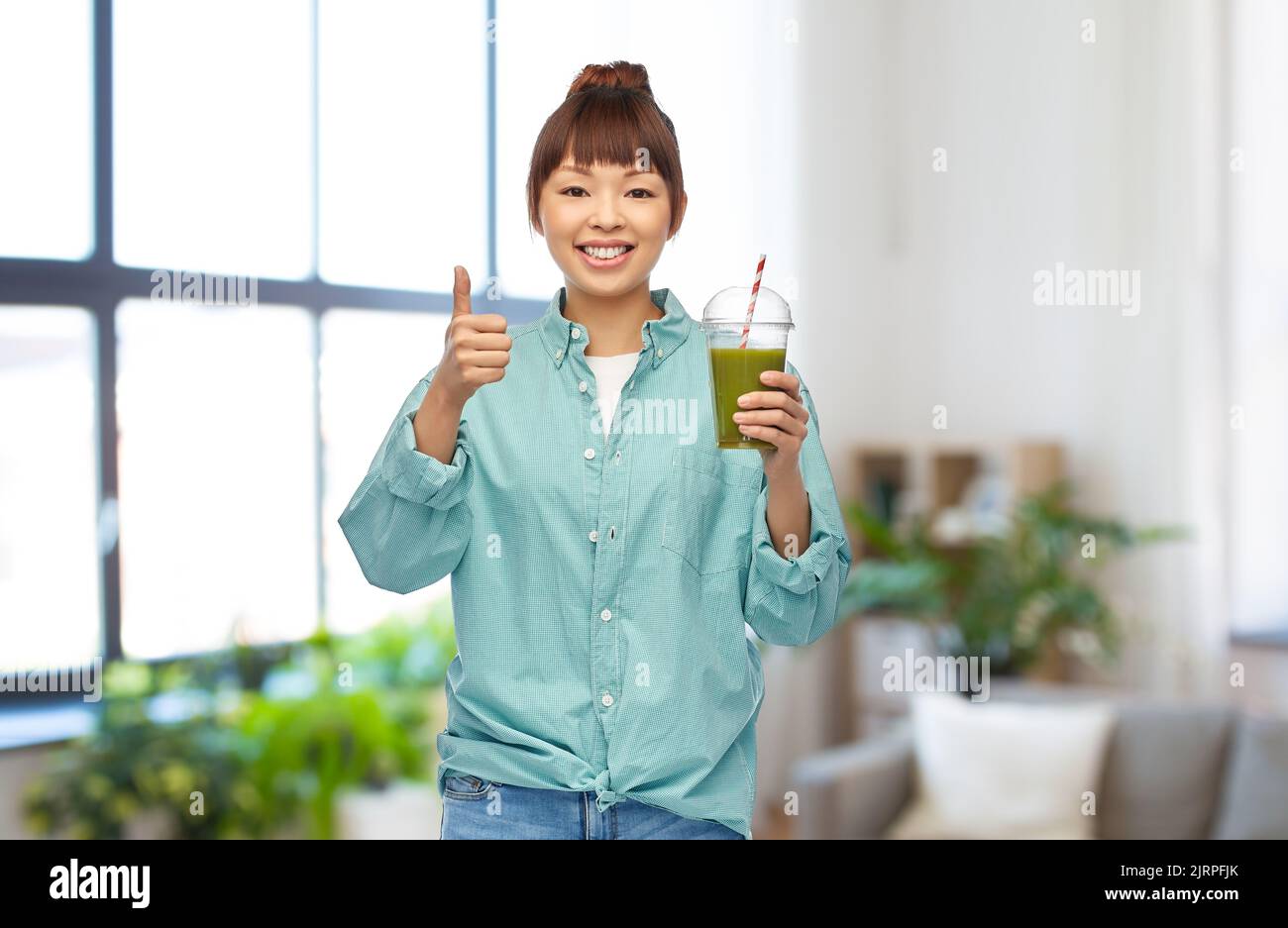 Glücklich lächelnde asiatische Frau mit Dose trinken Stockfoto