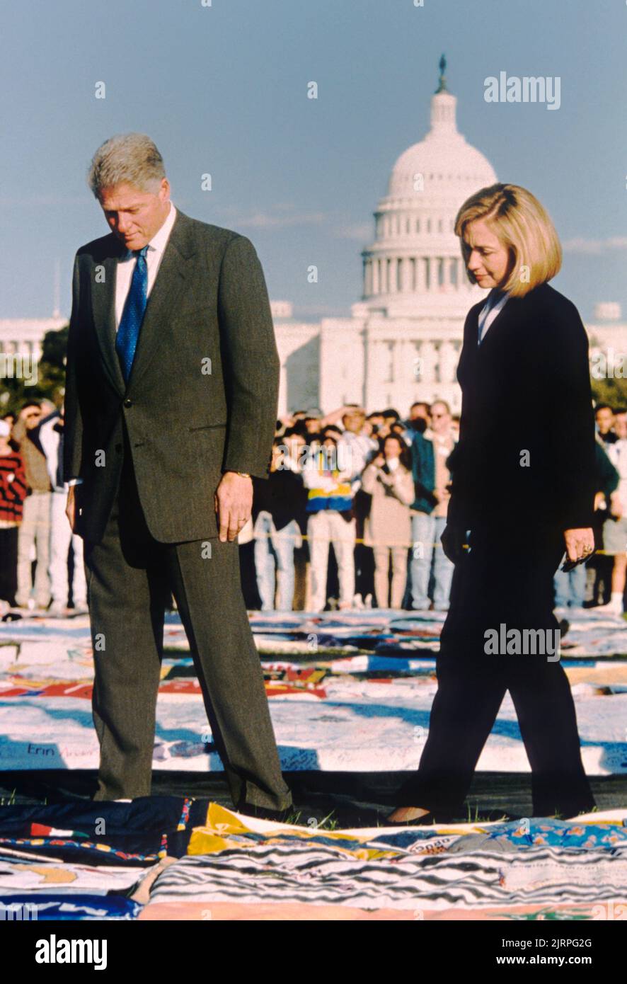 US-Präsident Bill Clinton und First Lady Hillary Clinton gehen entlang der Complete NAMES Project AIDS Memorial Quilt, die entlang der National Mall verteilt ist, 12. Oktober 1996 in Washington, D.C. das Denkmal ist ein massiver Wandteppich, der fast 50.000 Tafeln umfasst, die mehr als 110.000 Personen gewidmet sind. Stockfoto