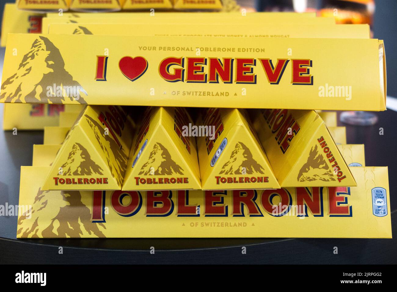 Süßwaren Schweizer Schokolade von Toblerone im Duty Free Shop in der Abflughalle des Internationalen Flughafens Genf/Genf Cointrin, Schweiz. (131) Stockfoto