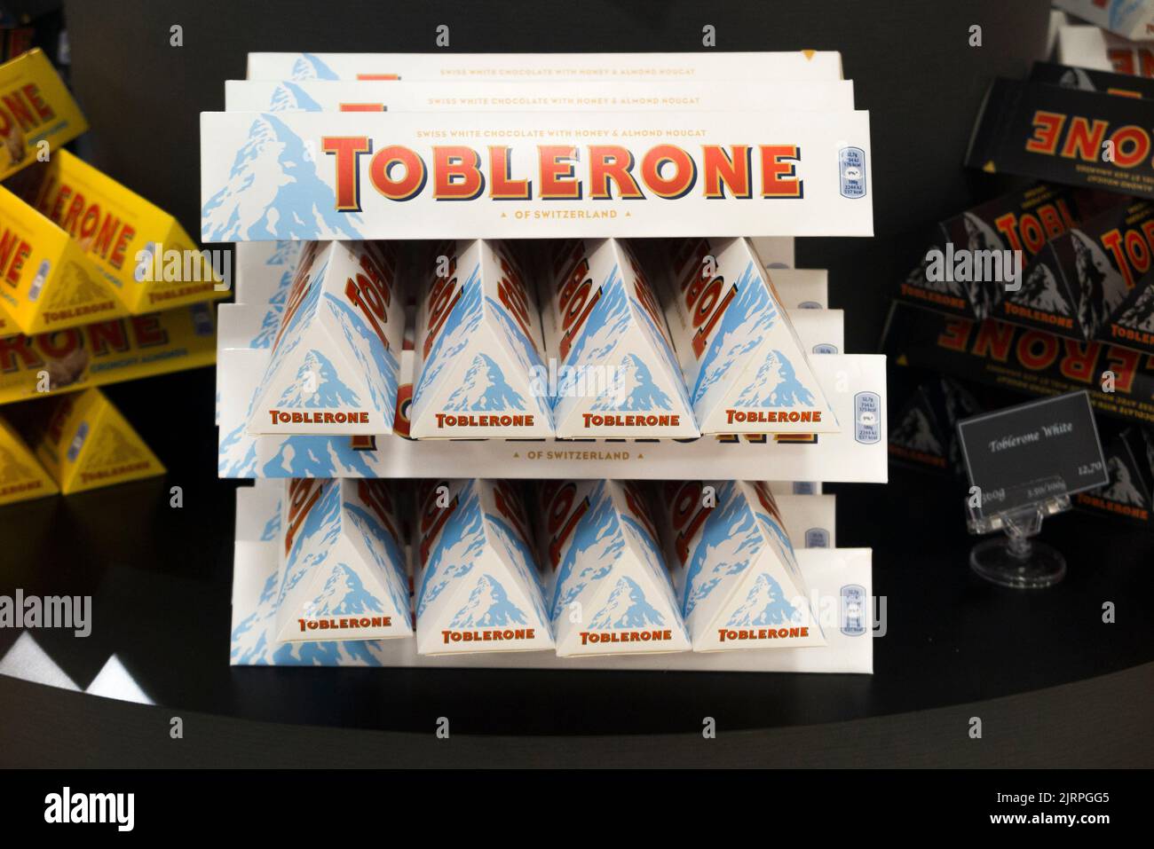 Süßwaren Schweizer Schokolade von Toblerone im Duty Free Shop in der Abflughalle des Internationalen Flughafens Genf/Genf Cointrin, Schweiz. (131) Stockfoto