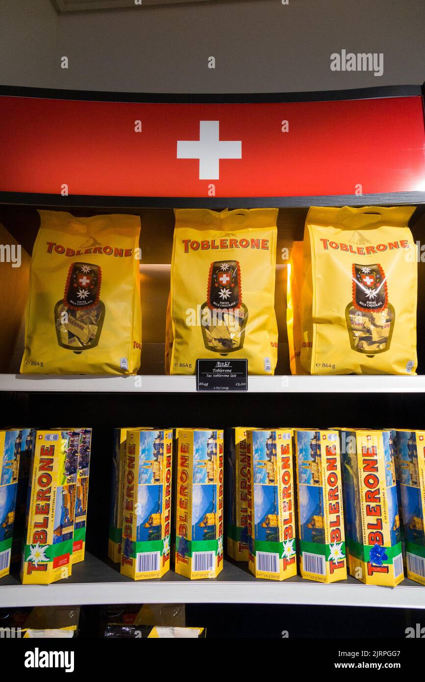 Süßwaren Schweizer Schokolade von Toblerone im Duty Free Shop in der Abflughalle des Internationalen Flughafens Genf/Genf Cointrin, Schweiz. (131) Stockfoto