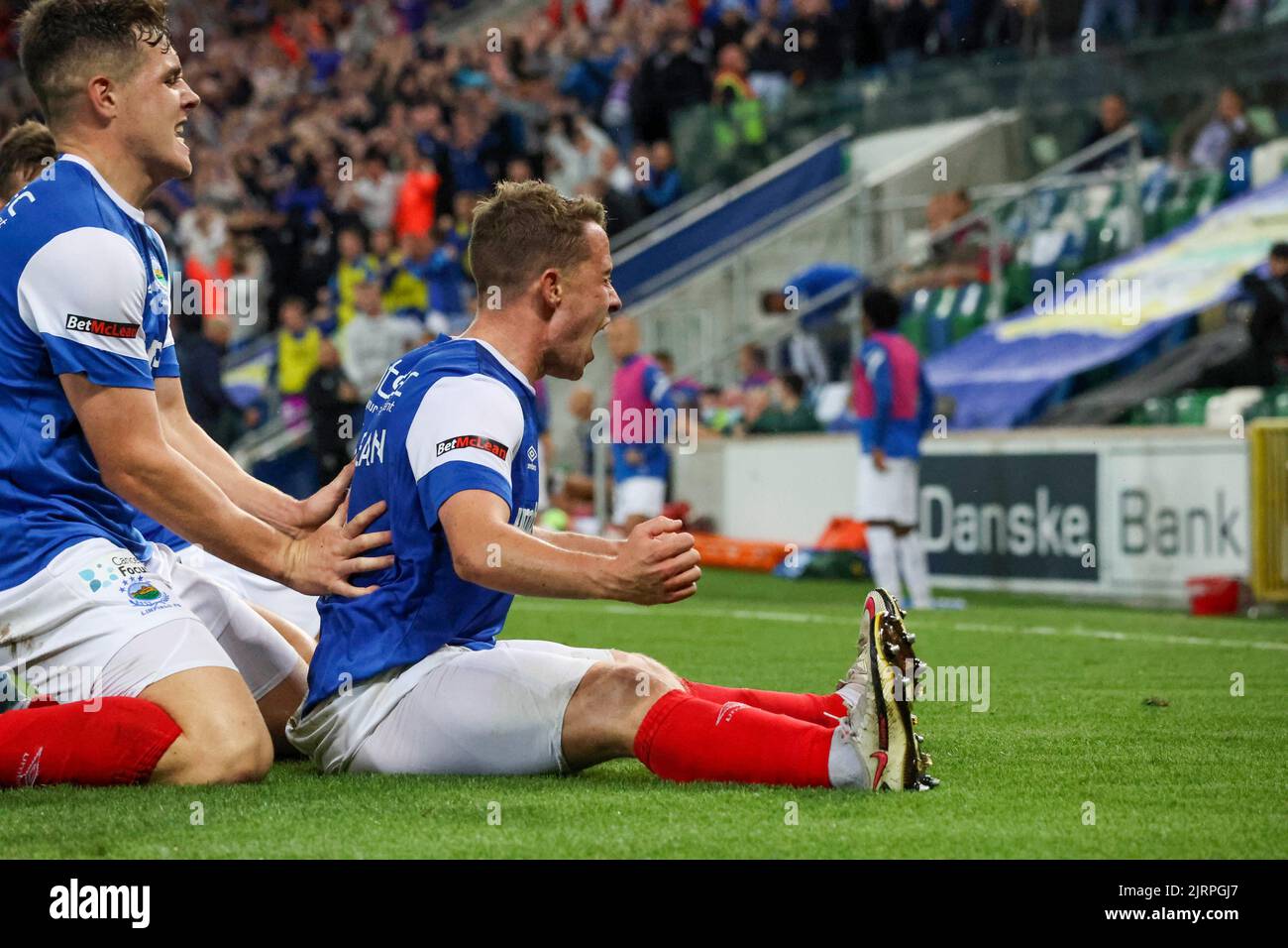 Windsor Park, Belfast, Nordirland, Großbritannien. 25 August 2022. Play-off-Runde der UEFA Europa Conference League (zweite Etappe) – Linfield gegen RFS. Action vom heutigen Spiel im Windsor Park (Linfield in Blau). Linfield Kyle McClean Ziel und Feiern in der Zusatzzeit. Kredit: CAZIMB/Alamy Live Nachrichten. Stockfoto