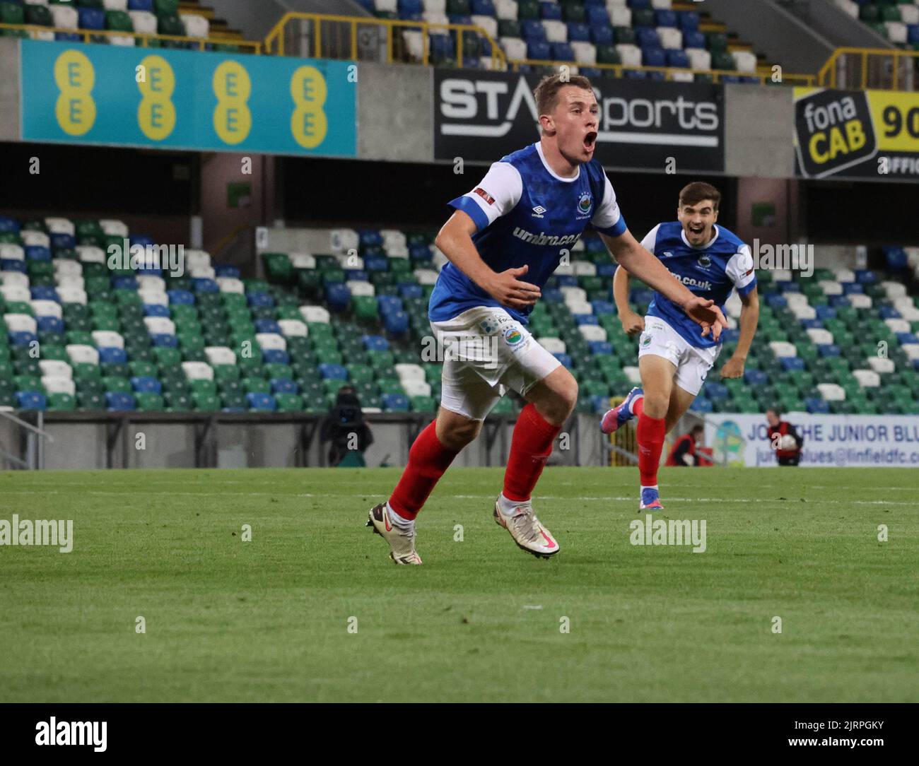 Windsor Park, Belfast, Nordirland, Großbritannien. 25 August 2022. Play-off-Runde der UEFA Europa Conference League (zweite Etappe) – Linfield gegen RFS. Action vom heutigen Spiel im Windsor Park (Linfield in Blau). Linfield Kyle McClean Ziel und Feiern in der Zusatzzeit. Kredit: CAZIMB/Alamy Live Nachrichten. Stockfoto