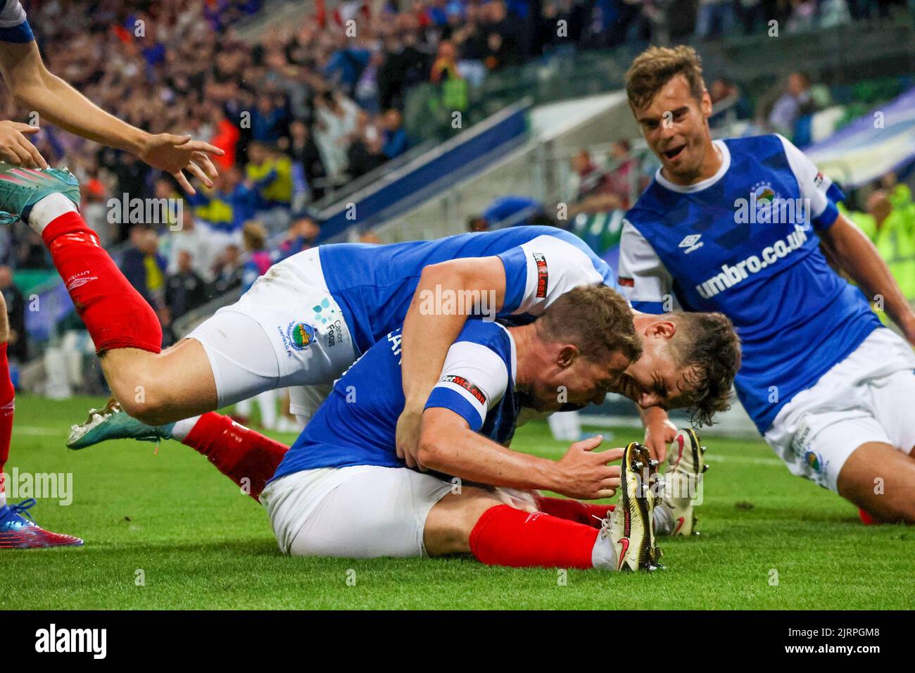 Windsor Park, Belfast, Nordirland, Großbritannien. 25 August 2022. Play-off-Runde der UEFA Europa Conference League (zweite Etappe) – Linfield gegen RFS. Action vom heutigen Spiel im Windsor Park (Linfield in Blau). Linfield Kyle McClean Ziel und Feiern in der Zusatzzeit. Kredit: CAZIMB/Alamy Live Nachrichten. Stockfoto