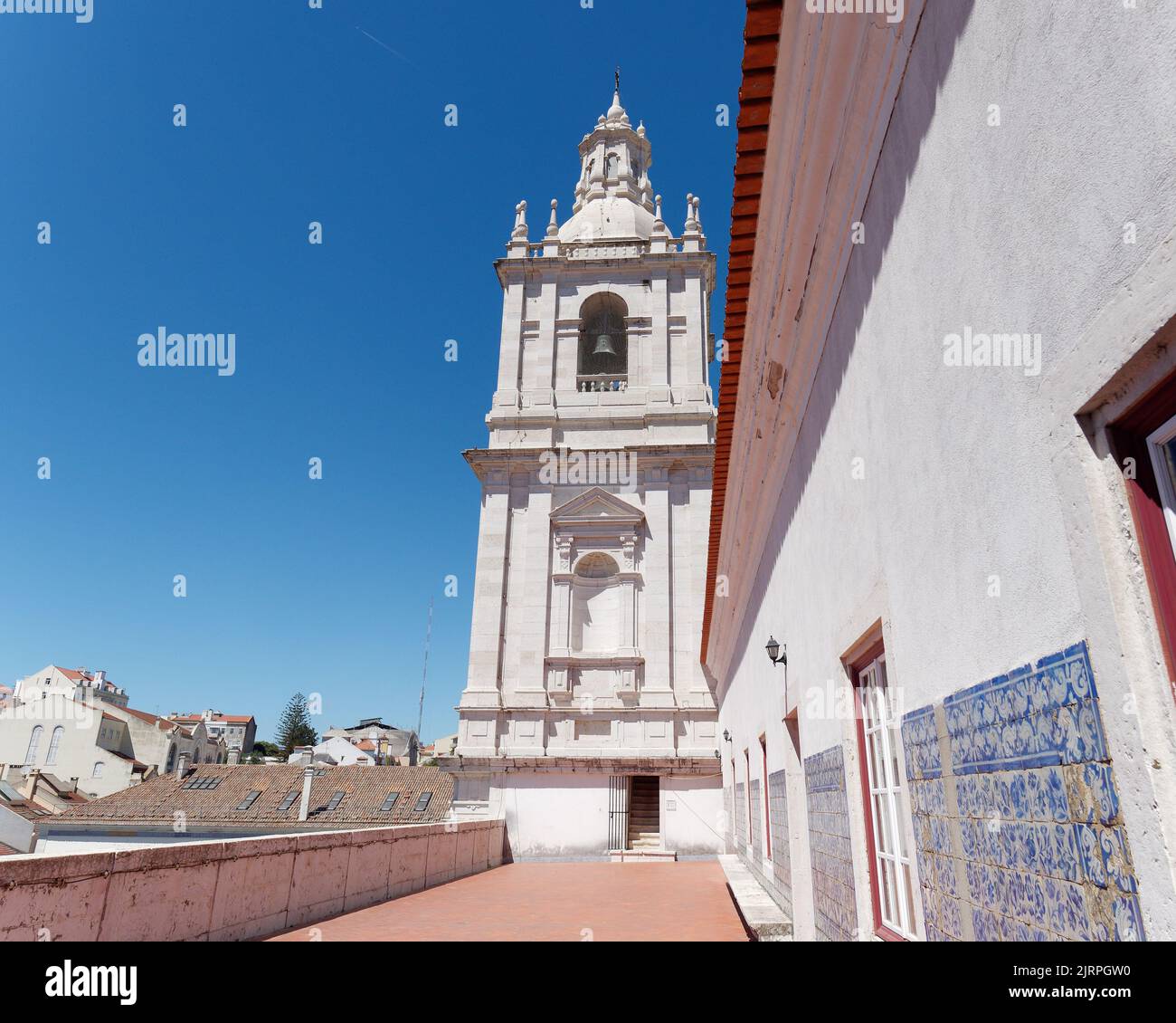 Turm vom Dach des Klosters São Vicente de Fora (Kloster St. Vincent vor den Mauern) in Lissabon, Portugal. Stockfoto