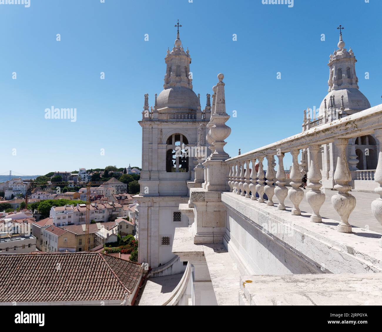 Blick vom Dach des Klosters São Vicente de Fora (Kloster St. Vincent vor den Mauern) über Lissabon, Portugal. Stockfoto
