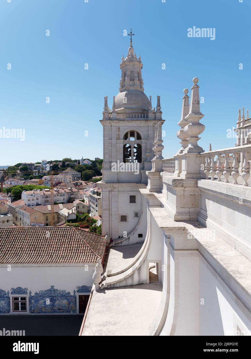 Blick vom Dach des Klosters São Vicente de Fora (Kloster St. Vincent vor den Mauern) über Lissabon, Portugal. Stockfoto