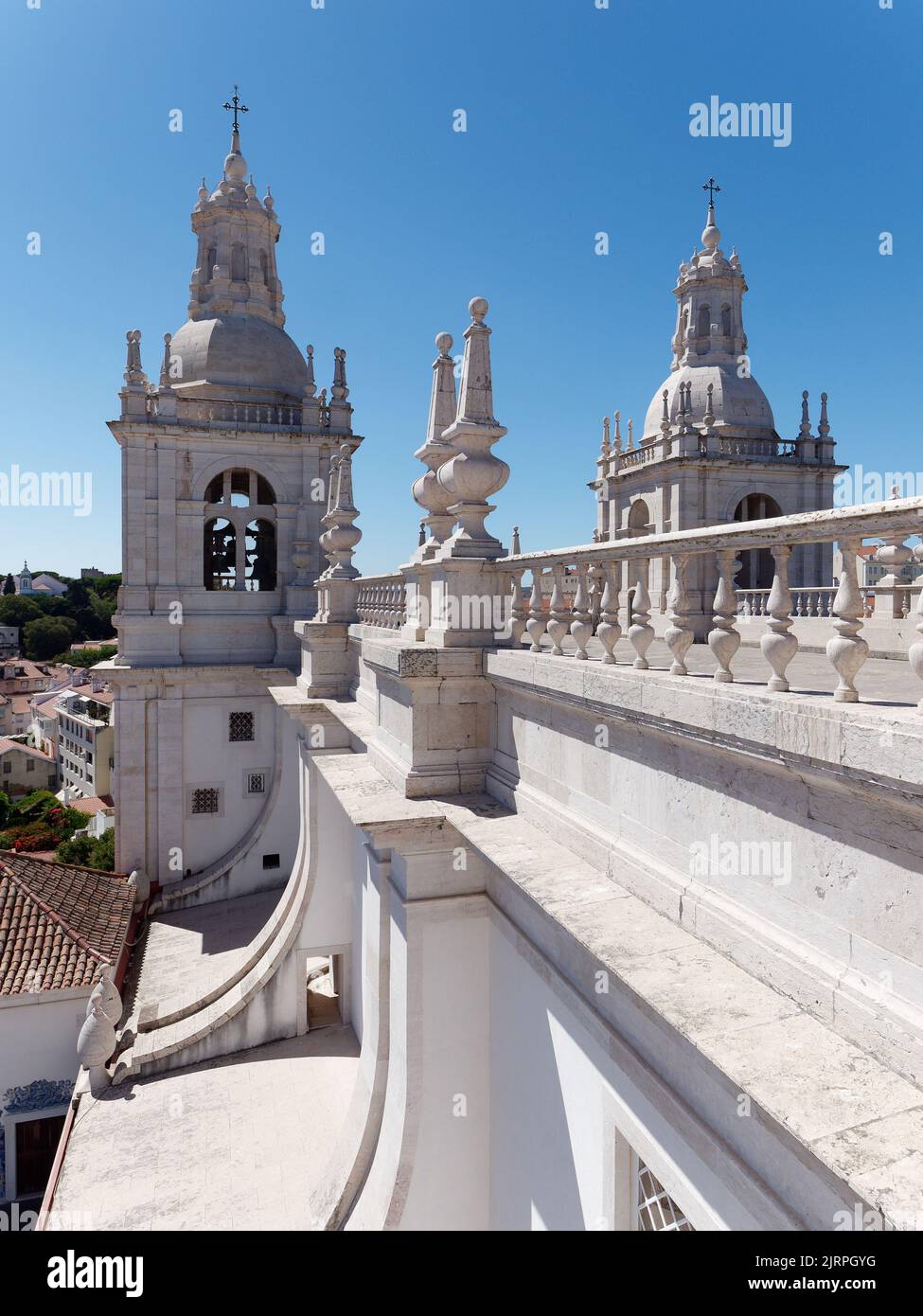 Blick vom Dach des Klosters São Vicente de Fora (Kloster St. Vincent vor den Mauern) über Lissabon, Portugal. Stockfoto
