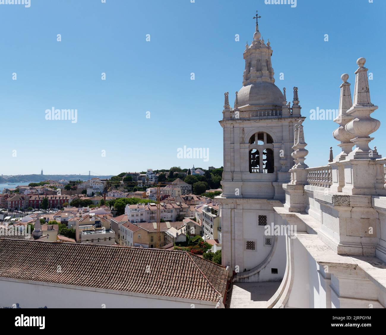 Blick vom Dach des Klosters São Vicente de Fora (Kloster St. Vincent vor den Mauern) über Lissabon, Portugal. Stockfoto