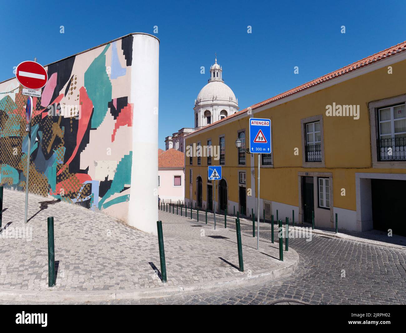 Farbenfrohe Straßen von Lissabon mit Kunstwerken und einem Schild ohne Zutritt mit der Kuppel des nationalen Pantheons, Portugal Stockfoto
