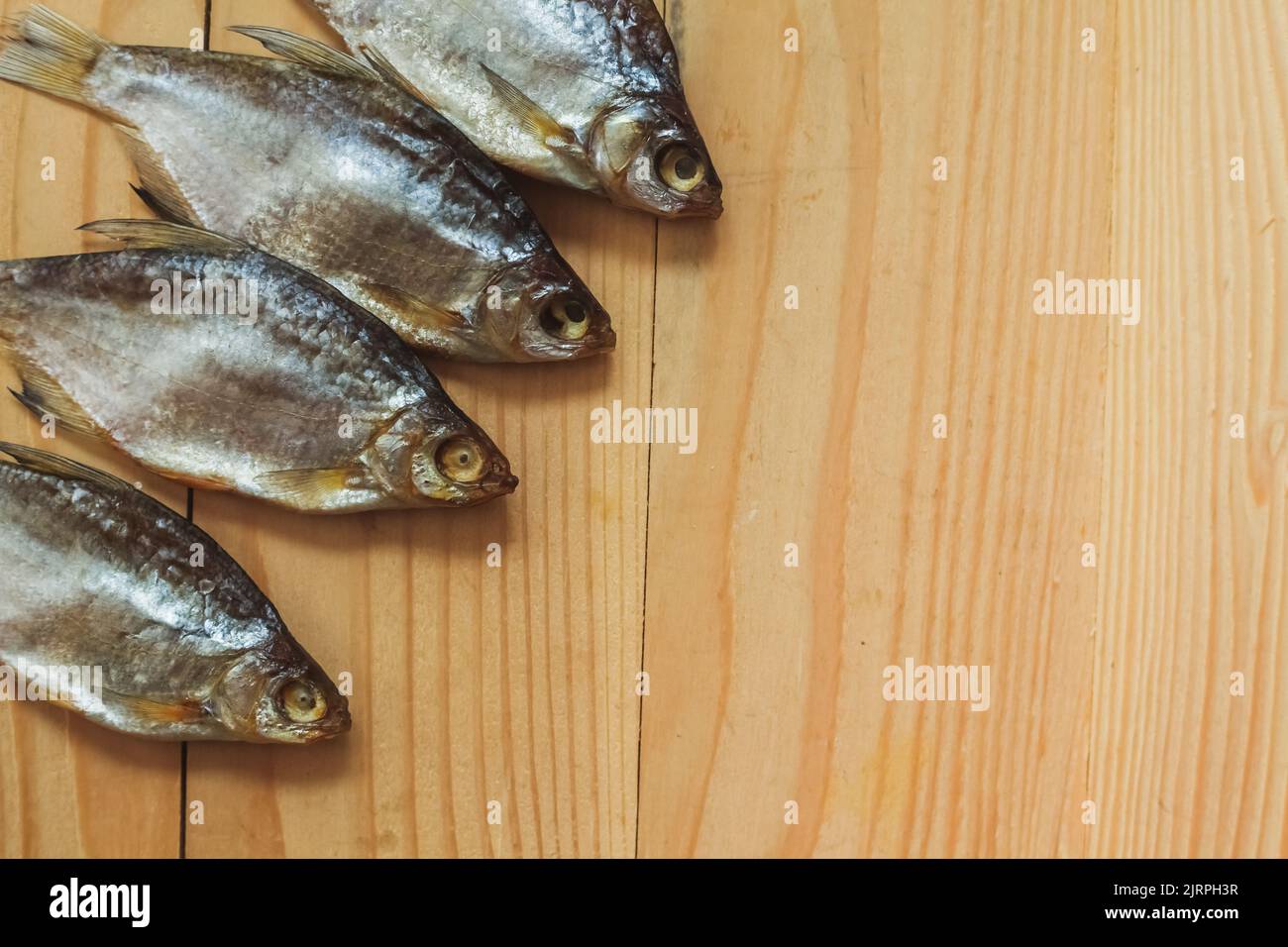 Getrockneter gesalzener Fisch auf einem hölzernen Hintergrund. Fischsnacks. Getrockneter Fisch für Bier. Stockfoto